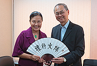 中大副校長霍泰輝教授（右）向中山大學副校長李萍教授致送紀念品